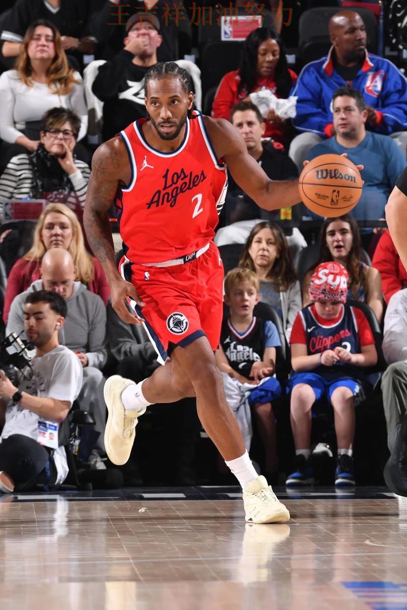 伦纳德高效输出展现核心价值 比赛走势引发热议 伦纳德高效输出展现核心价值 比赛走势引发热议